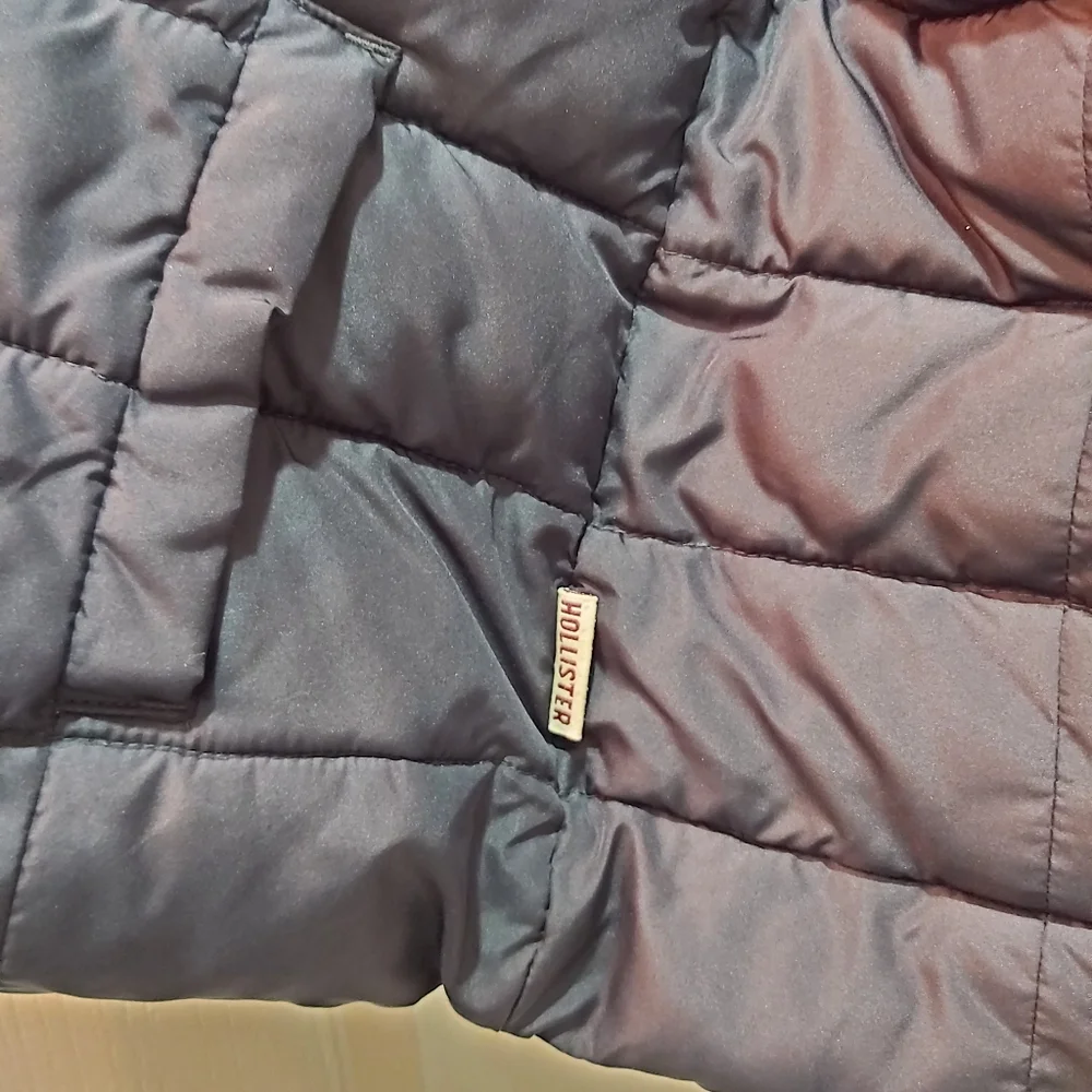 Hollister Sherpa Lined Quilted Puffer Vest. Size: XS, Color: Blue - Picture 6 of 8